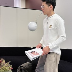Burberry 秋冬专柜新款 时尚休闲打底衫长袖T恤,精选进口高密度双面拉架棉面料,精致原版logo打 Burberry 秋冬专柜新款 时尚休闲打底衫长袖T恤,精选进口高密度双面拉架棉面料,精致原版logo打