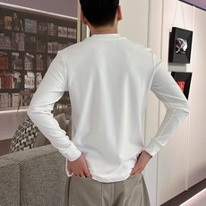 Burberry 秋冬专柜新款 时尚休闲打底衫长袖T恤,精选进口高密度双面拉架棉面料,精致原版logo打 Burberry 秋冬专柜新款 时尚休闲打底衫长袖T恤,精选进口高密度双面拉架棉面料,精致原版logo打