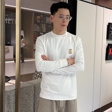 Burberry 秋冬专柜新款 时尚休闲打底衫长袖T恤,精选进口高密度双面拉架棉面料,精致原版logo打 Burberry 秋冬专柜新款 时尚休闲打底衫长袖T恤,精选进口高密度双面拉架棉面料,精致原版logo打
