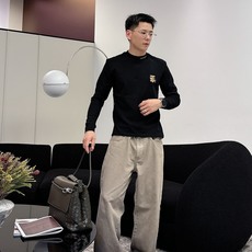 Burberry 秋冬专柜新款 时尚休闲打底衫长袖T恤,精选进口高密度双面拉架棉面料,精致原版logo打 Burberry 秋冬专柜新款 时尚休闲打底衫长袖T恤,精选进口高密度双面拉架棉面料,精致原版logo打