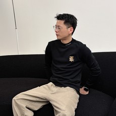 Burberry 秋冬专柜新款 时尚休闲打底衫长袖T恤,精选进口高密度双面拉架棉面料,精致原版logo打 Burberry 秋冬专柜新款 时尚休闲打底衫长袖T恤,精选进口高密度双面拉架棉面料,精致原版logo打