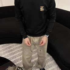 Burberry 秋冬专柜新款 时尚休闲打底衫长袖T恤,精选进口高密度双面拉架棉面料,精致原版logo打 Burberry 秋冬专柜新款 时尚休闲打底衫长袖T恤,精选进口高密度双面拉架棉面料,精致原版logo打