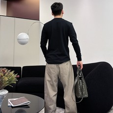 Burberry 秋冬专柜新款 时尚休闲打底衫长袖T恤,精选进口高密度双面拉架棉面料,精致原版logo打 Burberry 秋冬专柜新款 时尚休闲打底衫长袖T恤,精选进口高密度双面拉架棉面料,精致原版logo打