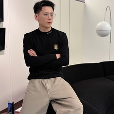 Burberry 秋冬专柜新款 时尚休闲打底衫长袖T恤,精选进口高密度双面拉架棉面料,精致原版logo打 Burberry 秋冬专柜新款 时尚休闲打底衫长袖T恤,精选进口高密度双面拉架棉面料,精致原版logo打