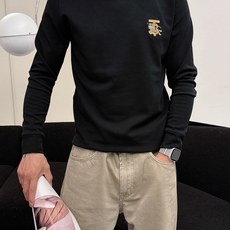 Burberry 秋冬专柜新款 时尚休闲打底衫长袖T恤,精选进口高密度双面拉架棉面料,精致原版logo打 Burberry 秋冬专柜新款 时尚休闲打底衫长袖T恤,精选进口高密度双面拉架棉面料,精致原版logo打