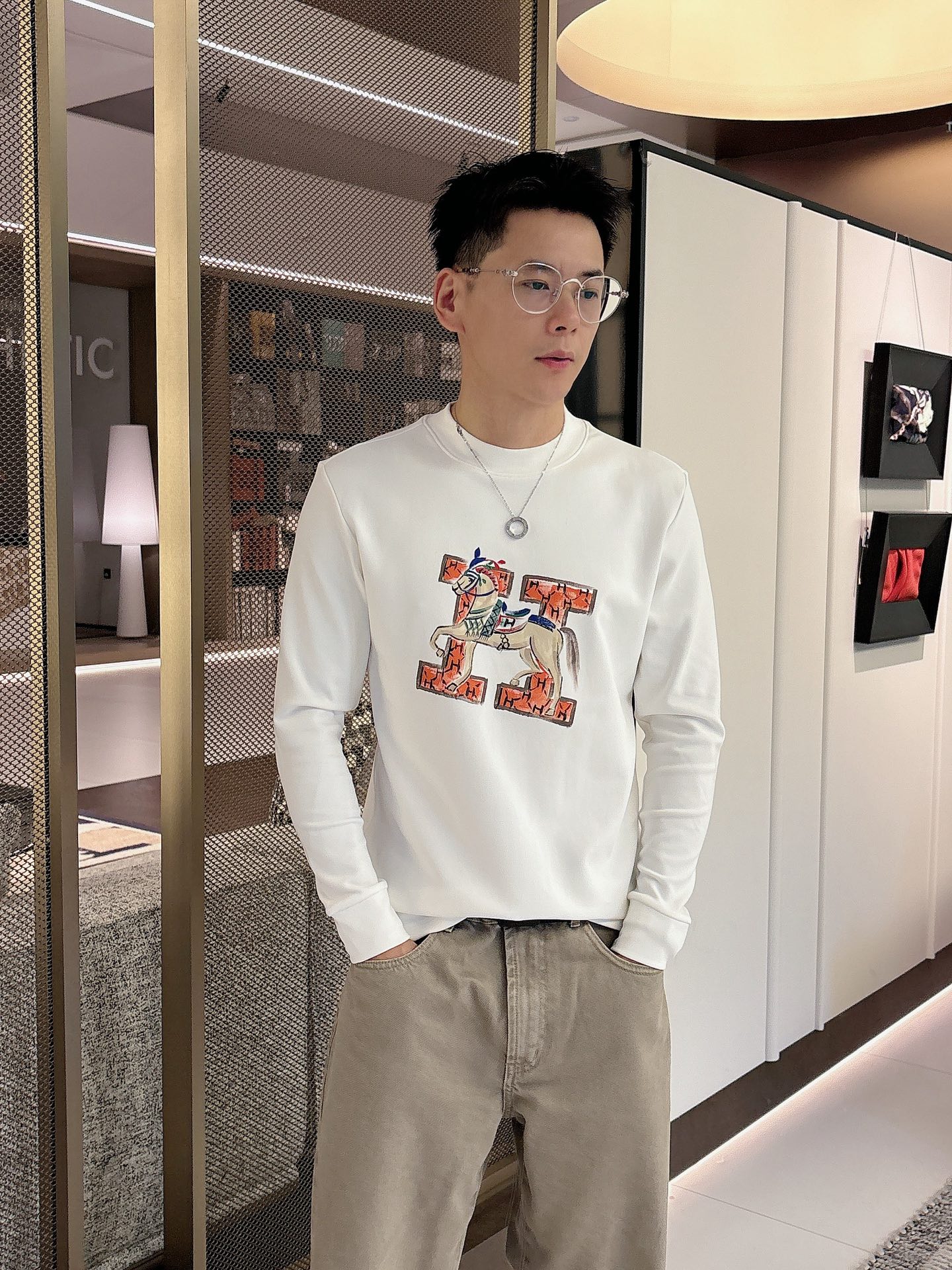 Hermes 秋冬专柜新款 时尚休闲打底衫长袖T恤，精选进口高密度双面拉架棉面料，精致原版logo打造，