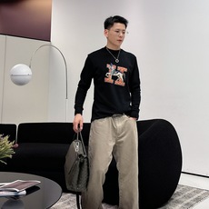 Hermes 秋冬专柜新款 时尚休闲打底衫长袖T恤,精选进口高密度双面拉架棉面料,精致原版logo打造, Hermes 秋冬专柜新款 时尚休闲打底衫长袖T恤,精选进口高密度双面拉架棉面料,精致原版logo打造,