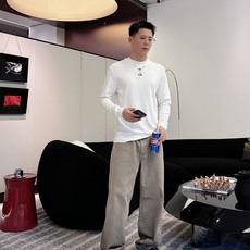 Dior 秋冬专柜新款 时尚休闲打底衫长袖T恤,精选进口高密度双面拉架棉面料,精致原版logo打造,舒适 Dior 秋冬专柜新款 时尚休闲打底衫长袖T恤,精选进口高密度双面拉架棉面料,精致原版logo打造,舒适