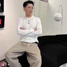 Dior 秋冬专柜新款 时尚休闲打底衫长袖T恤,精选进口高密度双面拉架棉面料,精致原版logo打造,舒适 Dior 秋冬专柜新款 时尚休闲打底衫长袖T恤,精选进口高密度双面拉架棉面料,精致原版logo打造,舒适