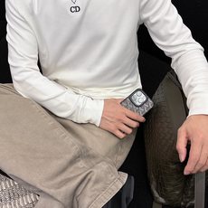 Dior 秋冬专柜新款 时尚休闲打底衫长袖T恤,精选进口高密度双面拉架棉面料,精致原版logo打造,舒适 Dior 秋冬专柜新款 时尚休闲打底衫长袖T恤,精选进口高密度双面拉架棉面料,精致原版logo打造,舒适