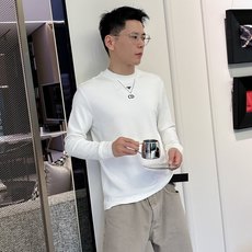 Dior 秋冬专柜新款 时尚休闲打底衫长袖T恤,精选进口高密度双面拉架棉面料,精致原版logo打造,舒适 Dior 秋冬专柜新款 时尚休闲打底衫长袖T恤,精选进口高密度双面拉架棉面料,精致原版logo打造,舒适
