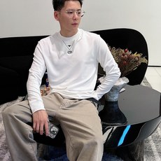 Dior 秋冬专柜新款 时尚休闲打底衫长袖T恤,精选进口高密度双面拉架棉面料,精致原版logo打造,舒适 Dior 秋冬专柜新款 时尚休闲打底衫长袖T恤,精选进口高密度双面拉架棉面料,精致原版logo打造,舒适