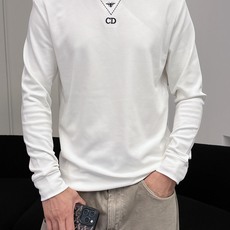 Dior 秋冬专柜新款 时尚休闲打底衫长袖T恤,精选进口高密度双面拉架棉面料,精致原版logo打造,舒适 Dior 秋冬专柜新款 时尚休闲打底衫长袖T恤,精选进口高密度双面拉架棉面料,精致原版logo打造,舒适