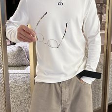 Dior 秋冬专柜新款 时尚休闲打底衫长袖T恤,精选进口高密度双面拉架棉面料,精致原版logo打造,舒适 Dior 秋冬专柜新款 时尚休闲打底衫长袖T恤,精选进口高密度双面拉架棉面料,精致原版logo打造,舒适