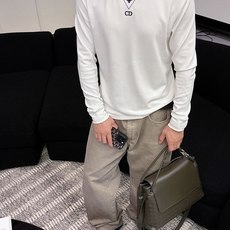 Dior 秋冬专柜新款 时尚休闲打底衫长袖T恤,精选进口高密度双面拉架棉面料,精致原版logo打造,舒适 Dior 秋冬专柜新款 时尚休闲打底衫长袖T恤,精选进口高密度双面拉架棉面料,精致原版logo打造,舒适