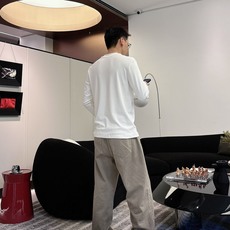 Dior 秋冬专柜新款 时尚休闲打底衫长袖T恤,精选进口高密度双面拉架棉面料,精致原版logo打造,舒适 Dior 秋冬专柜新款 时尚休闲打底衫长袖T恤,精选进口高密度双面拉架棉面料,精致原版logo打造,舒适