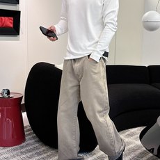 Dior 秋冬专柜新款 时尚休闲打底衫长袖T恤,精选进口高密度双面拉架棉面料,精致原版logo打造,舒适 Dior 秋冬专柜新款 时尚休闲打底衫长袖T恤,精选进口高密度双面拉架棉面料,精致原版logo打造,舒适