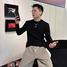 Dior 秋冬专柜新款 时尚休闲打底衫长袖T恤,精选进口高密度双面拉架棉面料,精致原版logo打造,舒适 Dior 秋冬专柜新款 时尚休闲打底衫长袖T恤,精选进口高密度双面拉架棉面料,精致原版logo打造,舒适