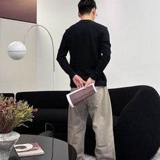 Dior 秋冬专柜新款 时尚休闲打底衫长袖T恤,精选进口高密度双面拉架棉面料,精致原版logo打造,舒适 Dior 秋冬专柜新款 时尚休闲打底衫长袖T恤,精选进口高密度双面拉架棉面料,精致原版logo打造,舒适