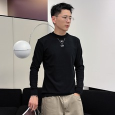 Dior 秋冬专柜新款 时尚休闲打底衫长袖T恤,精选进口高密度双面拉架棉面料,精致原版logo打造,舒适 Dior 秋冬专柜新款 时尚休闲打底衫长袖T恤,精选进口高密度双面拉架棉面料,精致原版logo打造,舒适