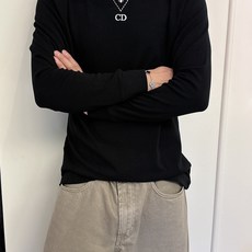 Dior 秋冬专柜新款 时尚休闲打底衫长袖T恤,精选进口高密度双面拉架棉面料,精致原版logo打造,舒适 Dior 秋冬专柜新款 时尚休闲打底衫长袖T恤,精选进口高密度双面拉架棉面料,精致原版logo打造,舒适