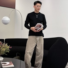 Dior 秋冬专柜新款 时尚休闲打底衫长袖T恤,精选进口高密度双面拉架棉面料,精致原版logo打造,舒适 Dior 秋冬专柜新款 时尚休闲打底衫长袖T恤,精选进口高密度双面拉架棉面料,精致原版logo打造,舒适