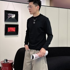 Dior 秋冬专柜新款 时尚休闲打底衫长袖T恤,精选进口高密度双面拉架棉面料,精致原版logo打造,舒适 Dior 秋冬专柜新款 时尚休闲打底衫长袖T恤,精选进口高密度双面拉架棉面料,精致原版logo打造,舒适