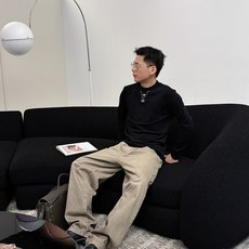 Dior 秋冬专柜新款 时尚休闲打底衫长袖T恤,精选进口高密度双面拉架棉面料,精致原版logo打造,舒适 Dior 秋冬专柜新款 时尚休闲打底衫长袖T恤,精选进口高密度双面拉架棉面料,精致原版logo打造,舒适