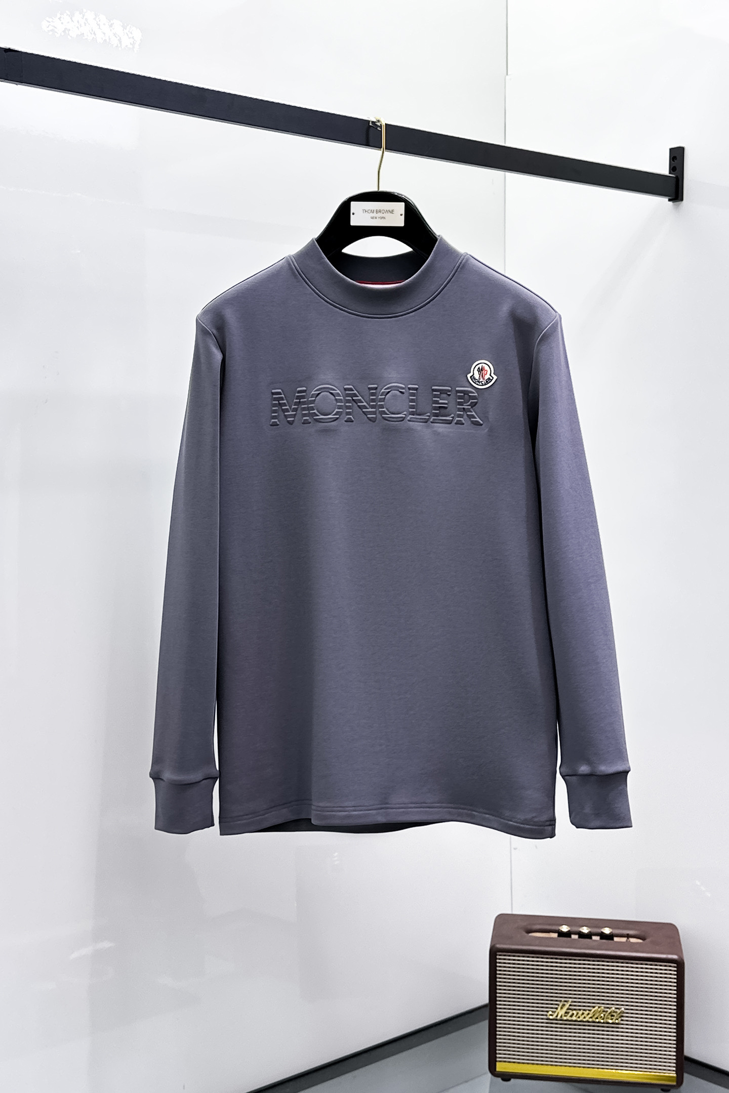 NO:609091,Moncler 2025 autumn and winter counter new style fashionable casual bottoming long-sleeved T-shirt, made of imported high-density double-sided stretch cotton fabric, made of exquisite original logo, excellent in comfort and breathability, soft, anti-wrinkle, elastic and excellent drape. It is handsome whether worn alone or as an inner layer. It conforms to men's practical dressing habits, pursues luxury, noble and elegant style, creates extraordinary men's taste, the visual effect is very good, extremely high-grade, simple and fashionable, a must-have choice for leisure and business!  Size S-XXL,,Moncler,tees,t-shirt,alexander wang19860909Moncler 蒙口 2025秋冬专柜新款 时尚休闲打底衫长袖T恤,精选进口高密度双面拉架棉面料,精致原版logo打造,舒适性与透气性兼优,柔软抗皱弹性和垂性极佳,无论是单穿或是内搭都是帅气十足,吻合了男性实用穿衣习惯,追求奢华高贵优雅风范,打造不凡男士品味,视觉效果非常赞,档次极高,简约时尚,休闲商务必备之选！ 码数S-XXL,,Moncler,tees，t-shirt,alexander wang,Men's clothing