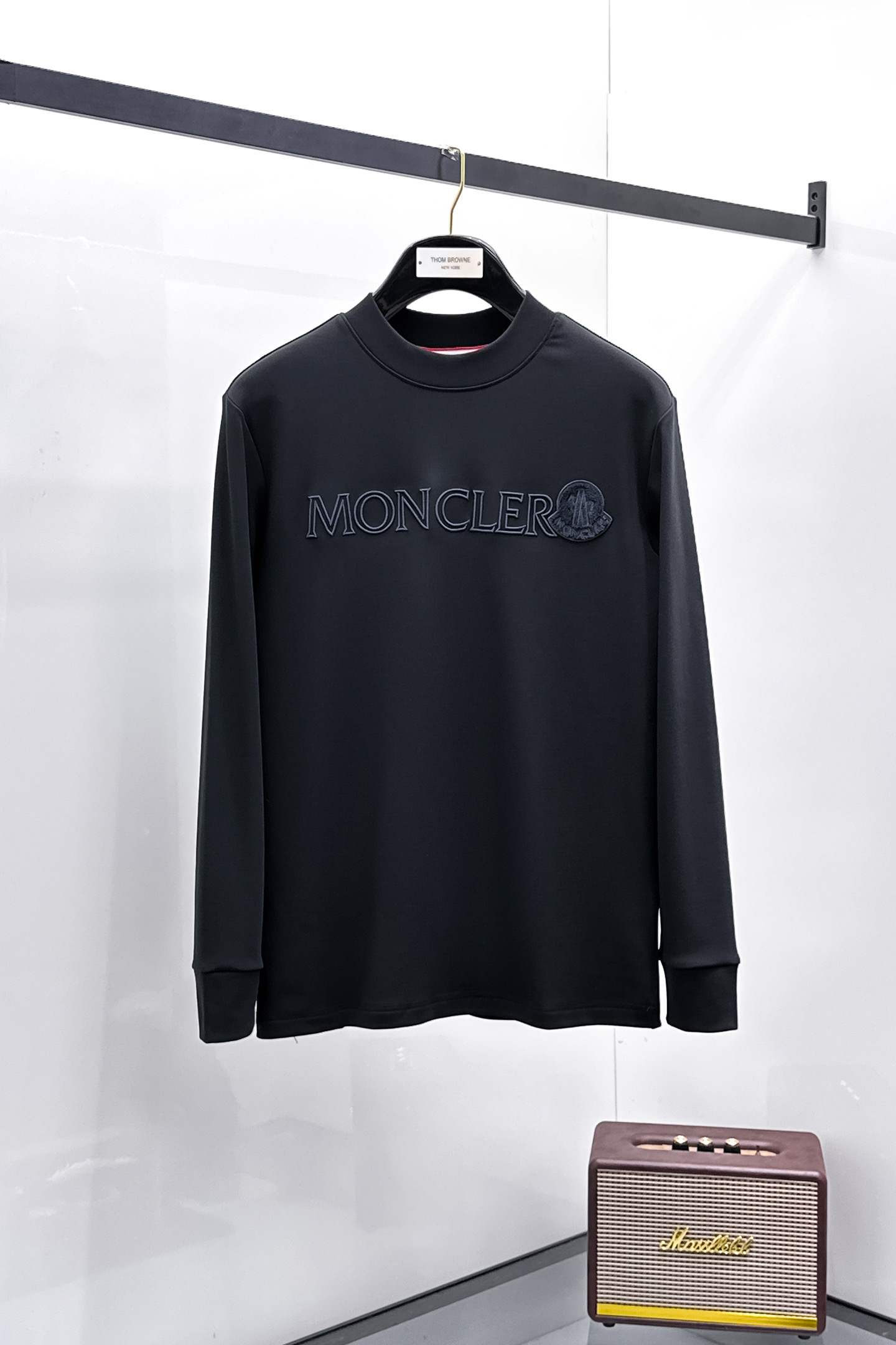 NO:609106,Moncler 2025 autumn and winter counter new style fashionable casual bottoming long-sleeved T-shirt, made of imported high-density double-sided stretch cotton fabric, made of exquisite original logo, excellent in comfort and breathability, soft, anti-wrinkle, elastic and excellent drape. It is handsome whether worn alone or as an inner layer. It conforms to men's practical dressing habits, pursues luxury, noble and elegant style, creates extraordinary men's taste, the visual effect is very good, extremely high-grade, simple and fashionable, a must-have choice for leisure and business!  Size S-XXL,,Moncler,tees,t-shirt,alexander wang19860909Moncler 蒙口 2025秋冬专柜新款 时尚休闲打底衫长袖T恤,精选进口高密度双面拉架棉面料,精致原版logo打造,舒适性与透气性兼优,柔软抗皱弹性和垂性极佳,无论是单穿或是内搭都是帅气十足,吻合了男性实用穿衣习惯,追求奢华高贵优雅风范,打造不凡男士品味,视觉效果非常赞,档次极高,简约时尚,休闲商务必备之选！ 码数S-XXL,,Moncler,tees，t-shirt,alexander wang,Men's clothing