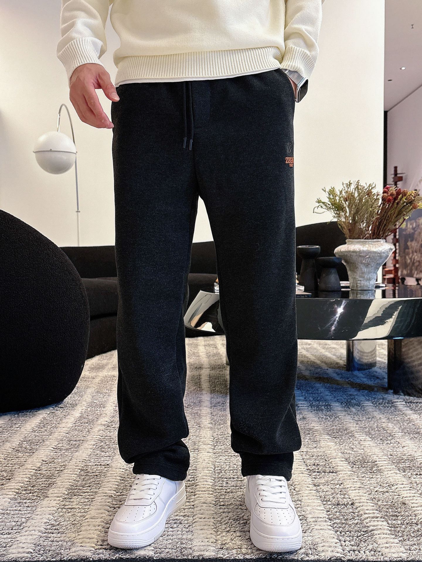 NO:596470,Ermenegildo Zegna Autumn and Winter 25ss [New Product] The classic casual pants appear again, original order high-quality fashionable casual pants. Super versatile. Exclusively customized fabrics, very wide and stylish, close-fitting and comfortable. Original custom counter latest hardware accessories. Super beautiful shape, upper body shows slender legs, lining and routing are impeccable, can be attended on any occasion, once again emphasize that the fabric is very, very classy! Size M-3XL,,zegna,alexander wang19860909杰尼亚 秋冬25ss【新品】休闲裤经典再次出现,原单订制高品质时尚休闲裤.超级百搭款.独家定制面料,挺阔有型,贴身舒适.原版定制专柜最新五金辅料.超靓版型、上身显腿修长,內里,走线都无可挑剔,任何场合都可出席,再次强调面料非常非常显档次！ 码数 M-3XL,,zegna,alexander wang,Men's clothing