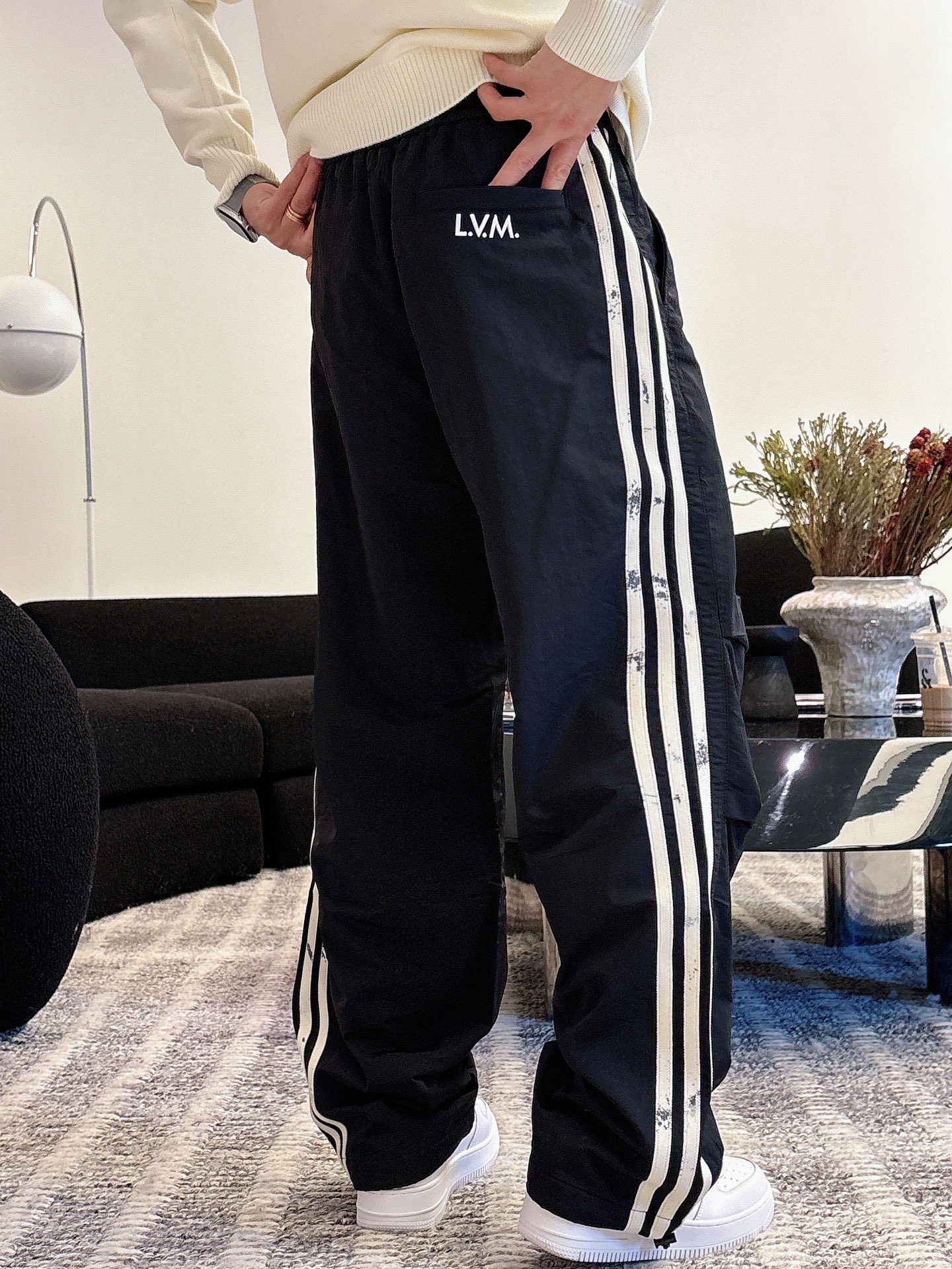 P Lv 秋冬25ss【新品】休闲裤经典再次出现,原单订制高品质时尚休闲裤。超级百搭款。独家定制面料,挺 P Lv 秋冬25ss【新品】休闲裤经典再次出现,原单订制高品质时尚休闲裤。超级百搭款。独家定制面料,挺