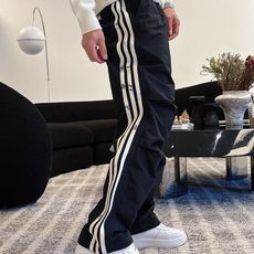 P Lv 秋冬25ss【新品】休闲裤经典再次出现,原单订制高品质时尚休闲裤。超级百搭款。独家定制面料,挺 P Lv 秋冬25ss【新品】休闲裤经典再次出现,原单订制高品质时尚休闲裤。超级百搭款。独家定制面料,挺