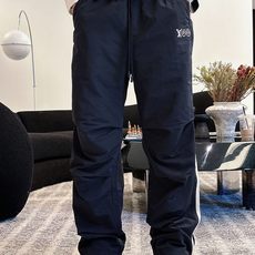 P Lv 秋冬25ss【新品】休闲裤经典再次出现,原单订制高品质时尚休闲裤。超级百搭款。独家定制面料,挺 P Lv 秋冬25ss【新品】休闲裤经典再次出现,原单订制高品质时尚休闲裤。超级百搭款。独家定制面料,挺