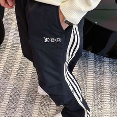 P Lv 秋冬25ss【新品】休闲裤经典再次出现,原单订制高品质时尚休闲裤。超级百搭款。独家定制面料,挺 P Lv 秋冬25ss【新品】休闲裤经典再次出现,原单订制高品质时尚休闲裤。超级百搭款。独家定制面料,挺
