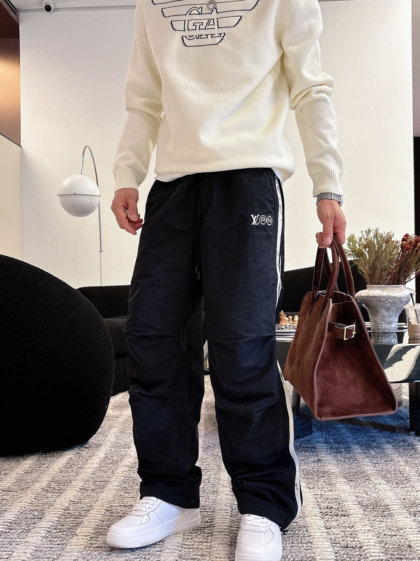 NO:596473,Lv autumn and winter 25ss [new product] classic casual pants appear again, original order high-quality fashionable casual pants. Super versatile. Exclusive customized fabric, very wide and stylish, close-fitting and comfortable. Original custom counter latest hardware accessories. Super beautiful version, the upper body shows slender legs, the lining and routing are impeccable, you can attend any occasion, once again emphasize that the fabric is very, very classy! Size M-3XL,,louis vuitton,alexander wang19860909Lv 秋冬25ss【新品】休闲裤经典再次出现,原单订制高品质时尚休闲裤.超级百搭款.独家定制面料,挺阔有型,贴身舒适.原版定制专柜最新五金辅料.超靓版型、上身显腿修长,內里,走线都无可挑剔,任何场合都可出席,再次强调面料非常非常显档次！ 码数 M-3XL,,louis vuitton,alexander wang,Men's clothing