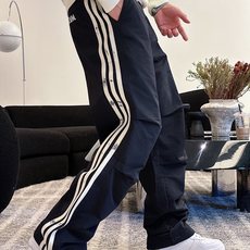 P Lv 秋冬25ss【新品】休闲裤经典再次出现,原单订制高品质时尚休闲裤。超级百搭款。独家定制面料,挺 P Lv 秋冬25ss【新品】休闲裤经典再次出现,原单订制高品质时尚休闲裤。超级百搭款。独家定制面料,挺