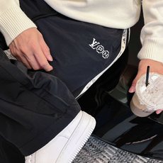 P Lv 秋冬25ss【新品】休闲裤经典再次出现,原单订制高品质时尚休闲裤。超级百搭款。独家定制面料,挺 P Lv 秋冬25ss【新品】休闲裤经典再次出现,原单订制高品质时尚休闲裤。超级百搭款。独家定制面料,挺