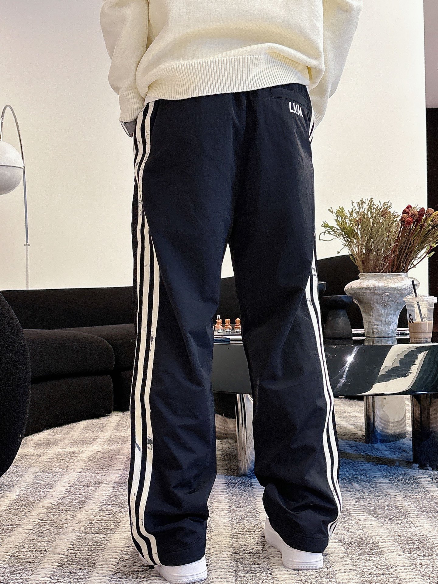 P Lv 秋冬25ss【新品】休闲裤经典再次出现,原单订制高品质时尚休闲裤。超级百搭款。独家定制面料,挺 P Lv 秋冬25ss【新品】休闲裤经典再次出现,原单订制高品质时尚休闲裤。超级百搭款。独家定制面料,挺