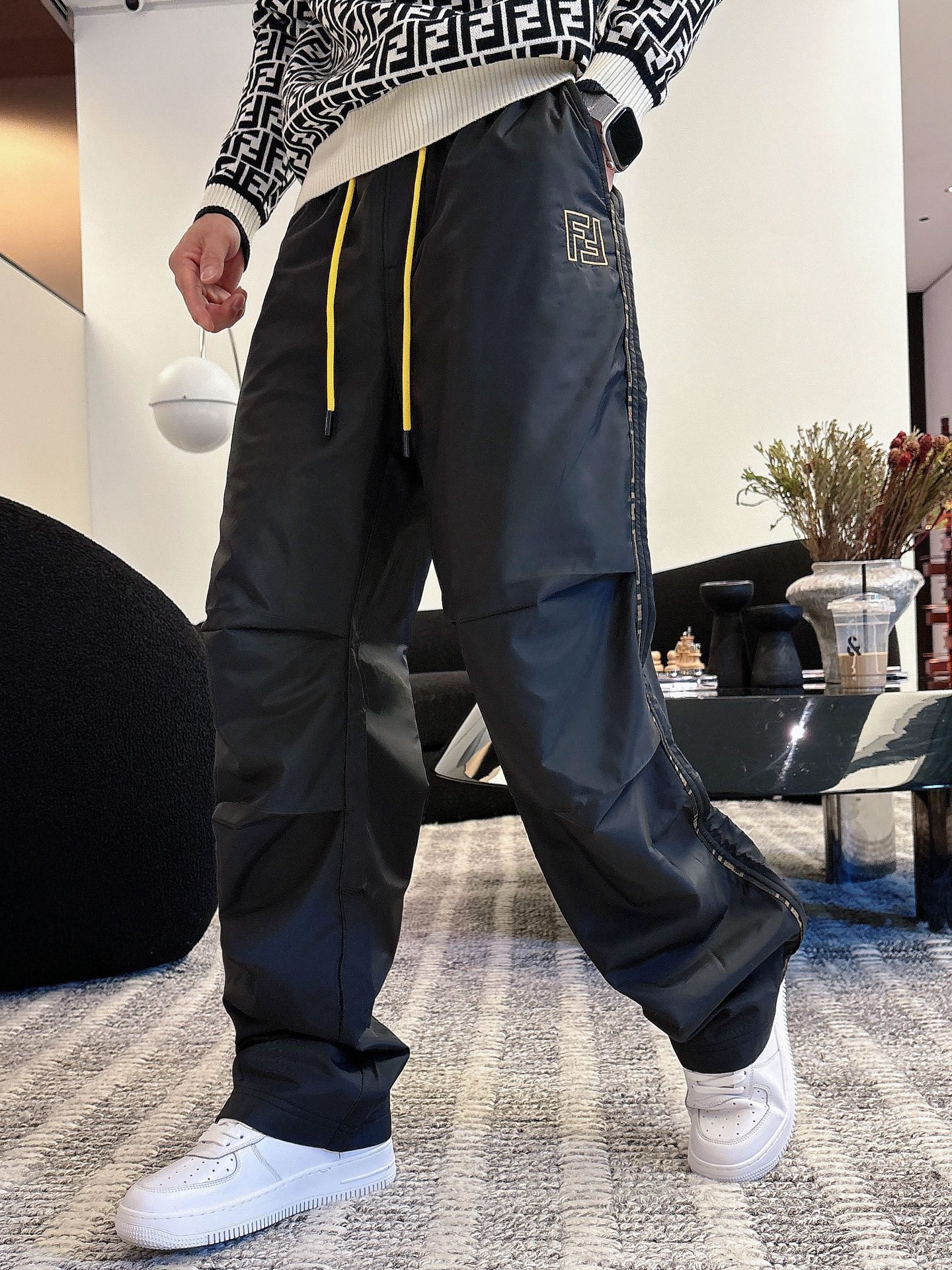 P芬迪 秋冬25ss【新品】休闲裤经典再次出现，原单订制高品质时尚休闲裤。超级百搭款。独家定制面料，挺阔
