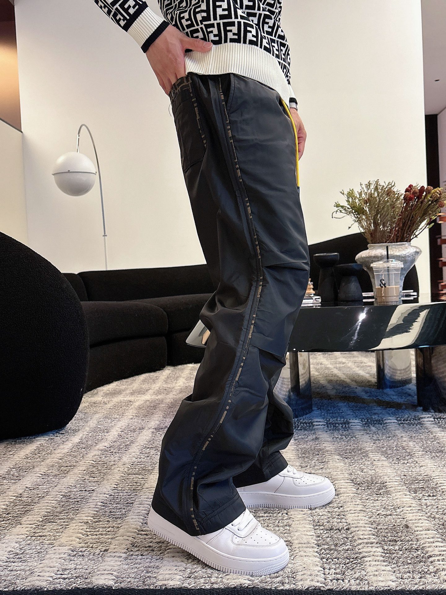 P芬迪 秋冬25ss【新品】休闲裤经典再次出现，原单订制高品质时尚休闲裤。超级百搭款。独家定制面料，挺阔