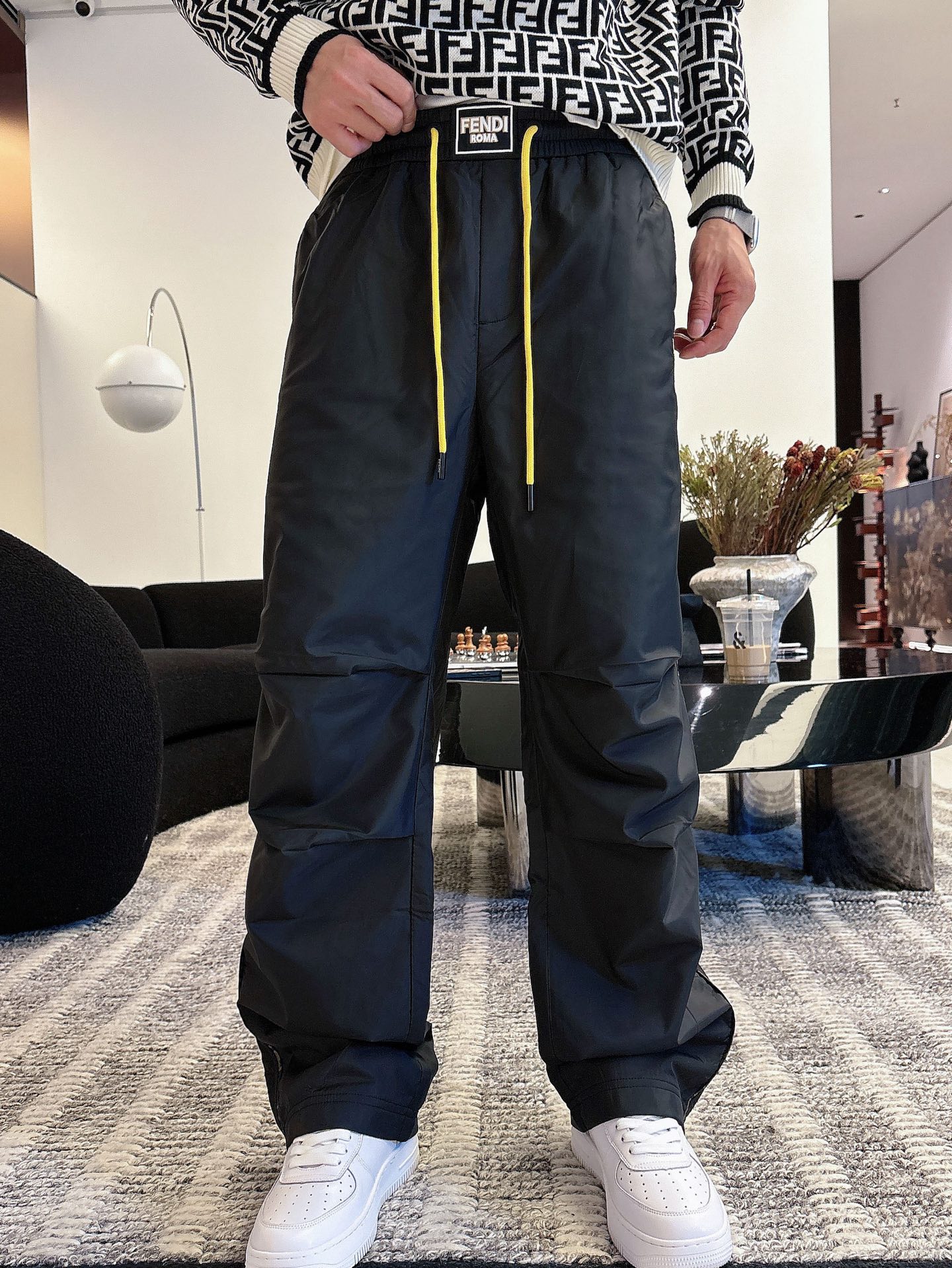 NO:596476,Fendi Autumn and Winter 25ss [New Product] Classic casual pants appear again, original order high-quality fashionable casual pants. Super versatile style. Exclusively customized fabric, very wide and stylish, close-fitting and comfortable. Original custom counter latest hardware accessories. Super beautiful version, upper body shows slender legs, lining and routing are impeccable, can be attended in any occasion, once again emphasize that the fabric is very, very classy! Size M-3XL,,fendi,alexander wang19860909芬迪 秋冬25ss【新品】休闲裤经典再次出现,原单订制高品质时尚休闲裤.超级百搭款.独家定制面料,挺阔有型,贴身舒适.原版定制专柜最新五金辅料.超靓版型、上身显腿修长,內里,走线都无可挑剔,任何场合都可出席,再次强调面料非常非常显档次！ 码数 M-3XL,,fendi,alexander wang,Men's clothing