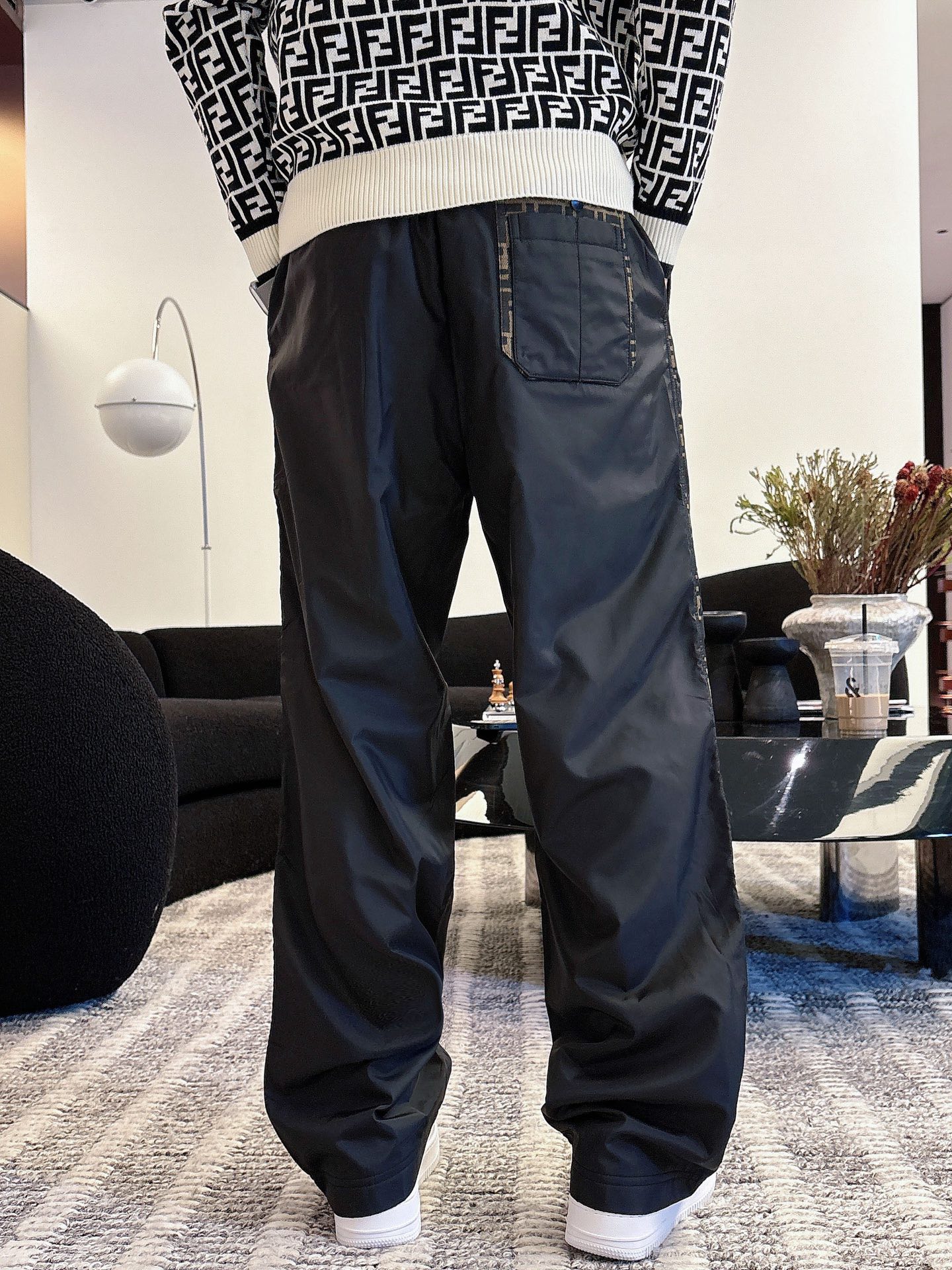 P芬迪 秋冬25ss【新品】休闲裤经典再次出现，原单订制高品质时尚休闲裤。超级百搭款。独家定制面料，挺阔