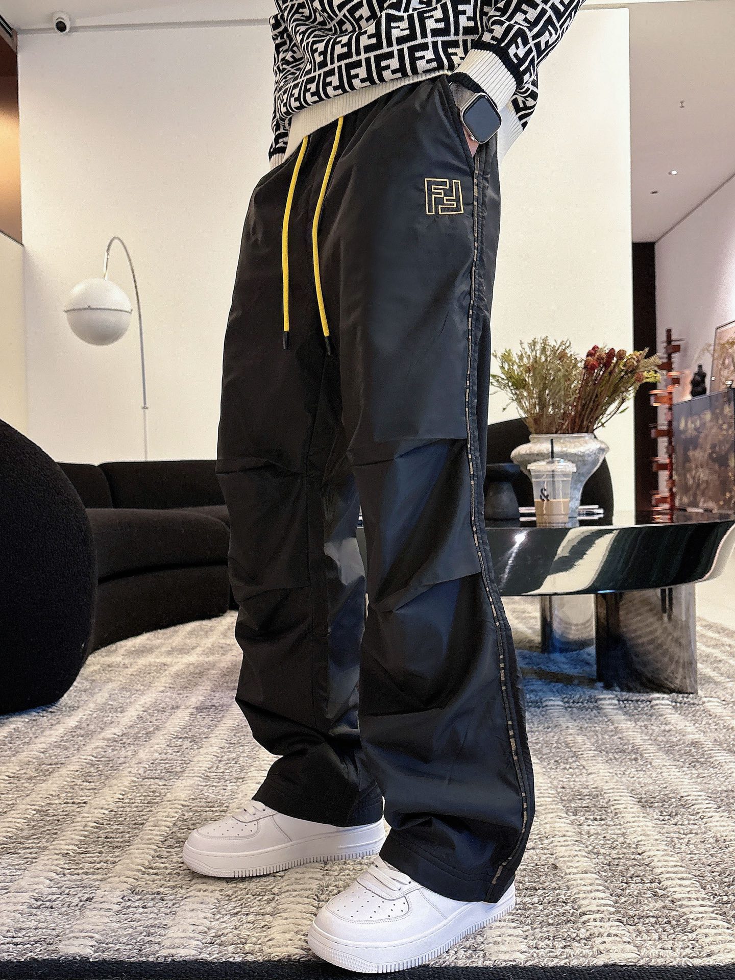 P芬迪 秋冬25ss【新品】休闲裤经典再次出现，原单订制高品质时尚休闲裤。超级百搭款。独家定制面料，挺阔