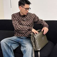 l*v 秋冬新款男士原单圆领毛衣 柜台同步售卖 ✨✨高端定制 🔥🔥爆款 时尚百搭 立体刺绣字母logo设 l*v 秋冬新款男士原单圆领毛衣 柜台同步售卖 ✨✨高端定制 🔥🔥爆款 时尚百搭 立体刺绣字母logo设
