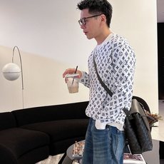 l*v 秋冬新款男士原单圆领毛衣 柜台同步售卖 ✨✨高端定制 🔥🔥爆款 时尚百搭 立体刺绣字母logo设 l*v 秋冬新款男士原单圆领毛衣 柜台同步售卖 ✨✨高端定制 🔥🔥爆款 时尚百搭 立体刺绣字母logo设