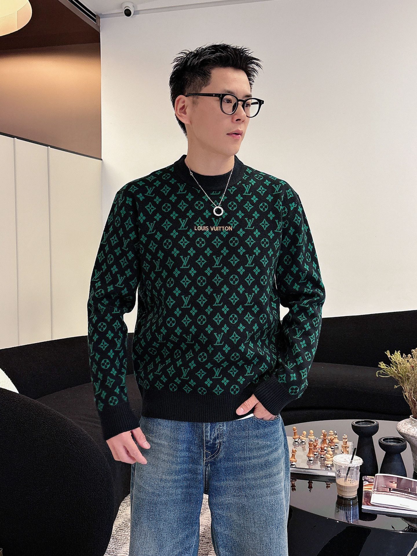 NO:596490,l*v 2025 new autumn and winter men's original single round neck sweater, sold at the same time at the counter, high-end customization, popular style, fashionable and versatile, three-dimensional embroidered letter logo design, customized original imported merino wool fabric, soft and delicate, excellent warmth retention, easy to highlight your temperament, versatile upper body and slimming!  The fabrics and factories we choose are all used by first-line brands. The upper body is finely made and looks very handsome. The size is M-3XL (the largest size can wear about 185 pounds. Please state your height and weight when placing an order),,sweaters,alexander wang19860909l*v 2025秋冬新款男士原单圆领毛衣 柜台同步售卖 高端定制 爆款 时尚百搭 立体刺绣字母logo设计 定制原版进口美丽奴羊毛面料 柔软细腻 保暖性优越 极易凸显出气质 ,上身百搭显瘦！我们所选择的面料及工厂都是一线品牌所使用的 精细做上身非常帅气 码数M-3XL（最大码可穿185斤左右 下单请报身高体重）,,sweaters,alexander wang,Men's clothing