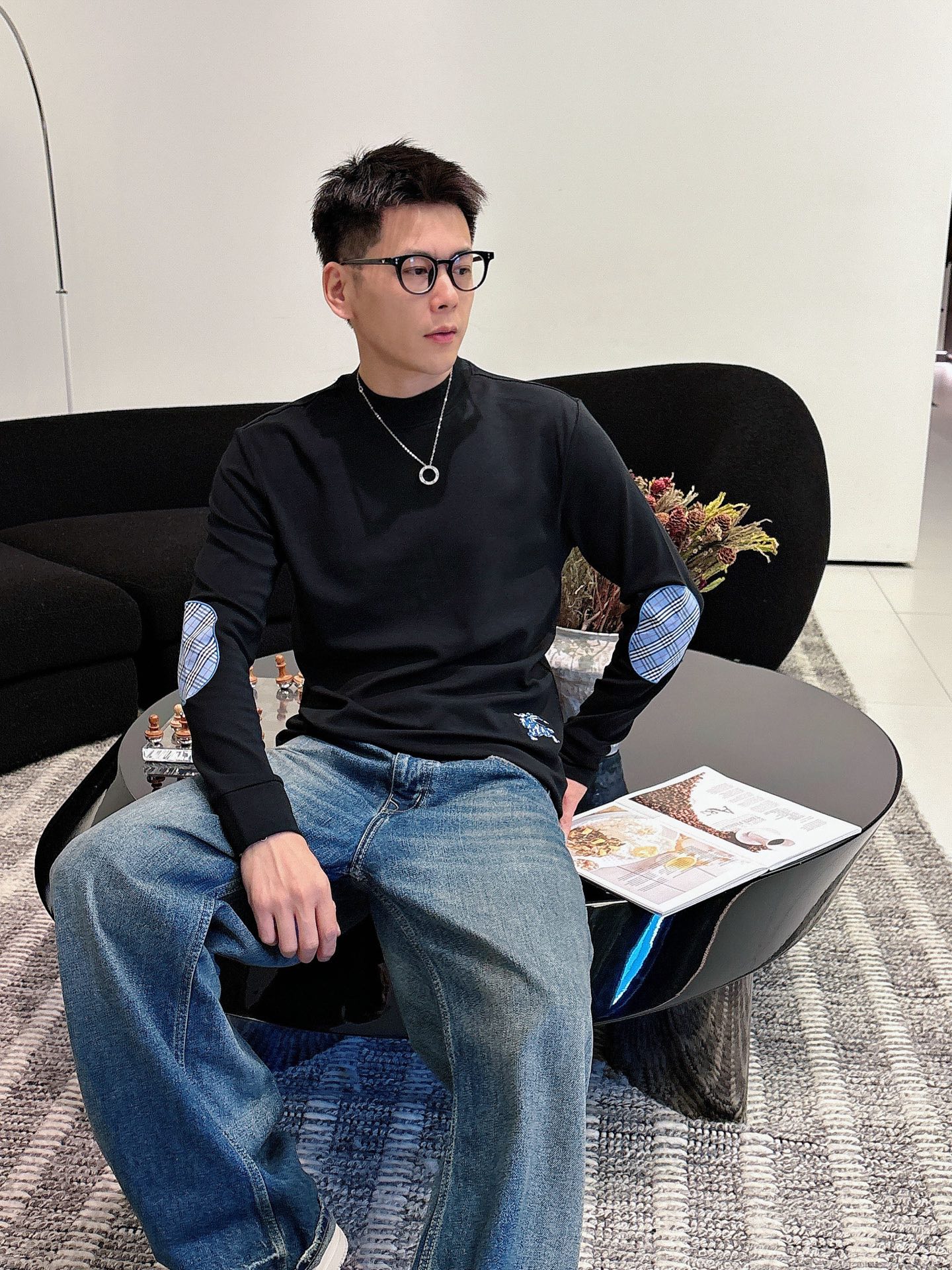 NO:596481,[New Product] 2025SS Autumn and Winter 'Burberry' brand men's round neck long-sleeved bottoming shirt is available at the counter at the same time. It has high-precision luxury quality and a strong sense of light luxury. The new collar is embellished with yarn-dyed elements, which has the latest fashion temperament and charming charm. Knitted cotton fabric, compound plus velvet!  The texture feels comfortable, and the sense of detail and soft touch are invincible. The badge does not need to be explained deliberately. It is a masterpiece of the original embroidery technology of machine needle points, full and three-dimensional! The concave and convex shape highlights the beauty, a new experience. Color White/Black Size S/M/L/XL/2XL S Shoulder Width 42 Bust 100 Clothes Length 64 Sleeve Length 63, Burberry, Alexander Wang19860909【新品】 2025SS秋冬 “Burberry”牌男士圆领长袖打底衫 柜台同步发售,高精细的奢华品质,轻奢感超强.全新领圈点缀色织元素拥有最新的时尚气质及将魅力韵味. 针织棉面料,复合加绒！手感质感舒适,细节感和柔触感更是无敌. 徽章无需刻意去解释.器械针点原始刺绣工艺的杰作,饱满立体!凹凸造型彰显美感,凛然一新的体验. 颜色白色/黑色 尺码S/M/L/XL/2XL S肩宽42胸围100衣长64袖长63,,burberry,alexander wang,Men's clothing