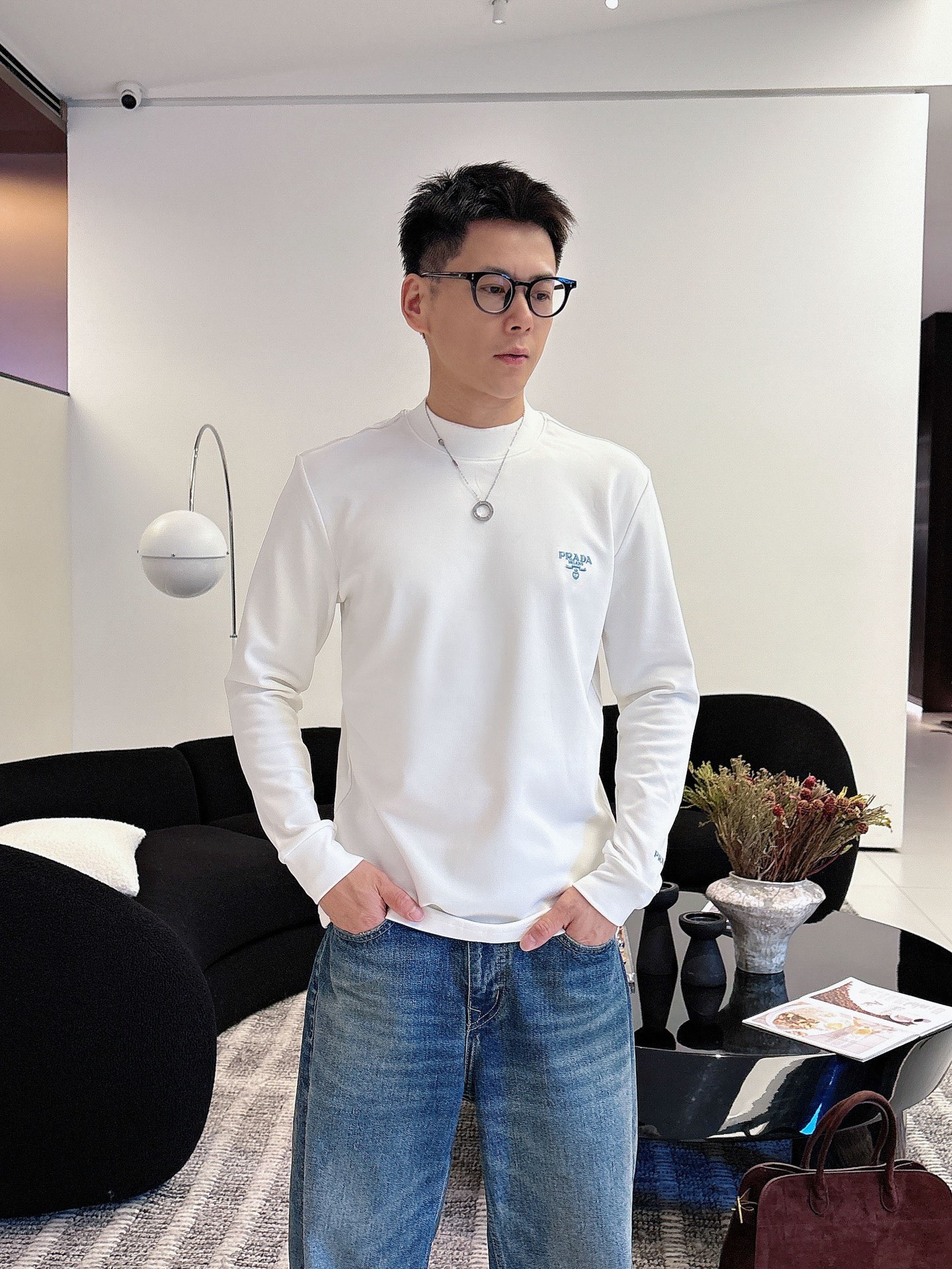 NO:596484,[New Product] 2025SS Autumn and Winter 'Prada' brand men's round neck long-sleeved bottoming shirt is available at the counter at the same time. It has high-precision luxury quality and a strong sense of light luxury. The new collar is embellished with yarn-dyed elements, which has the latest fashion temperament and will have a charming charm. Knitted cotton fabric, combined with velvet!  The texture is comfortable to the touch, and the sense of detail and soft touch are invincible. The badge does not need to be explained deliberately. It is a masterpiece of the original embroidery technology of the machine needle point, full and three-dimensional! The concave and convex shape highlights the beauty, a new experience. Color White/Black Size S/M/L/XL/2XL S Shoulder Width 42 Bust 100 Clothing Length 64 Sleeve Length 63, prada, alexander wang19860909【新品】 2025SS秋冬 “Prada ”牌男士圆领长袖打底衫 柜台同步发售,高精细的奢华品质,轻奢感超强.全新领圈点缀色织元素拥有最新的时尚气质及将魅力韵味. 针织棉面料,复合加绒！手感质感舒适,细节感和柔触感更是无敌. 徽章无需刻意去解释.器械针点原始刺绣工艺的杰作,饱满立体!凹凸造型彰显美感,凛然一新的体验. 颜色白色/黑色 尺码S/M/L/XL/2XL S肩宽42胸围100衣长64袖长63,,prada,alexander wang,Men's clothing