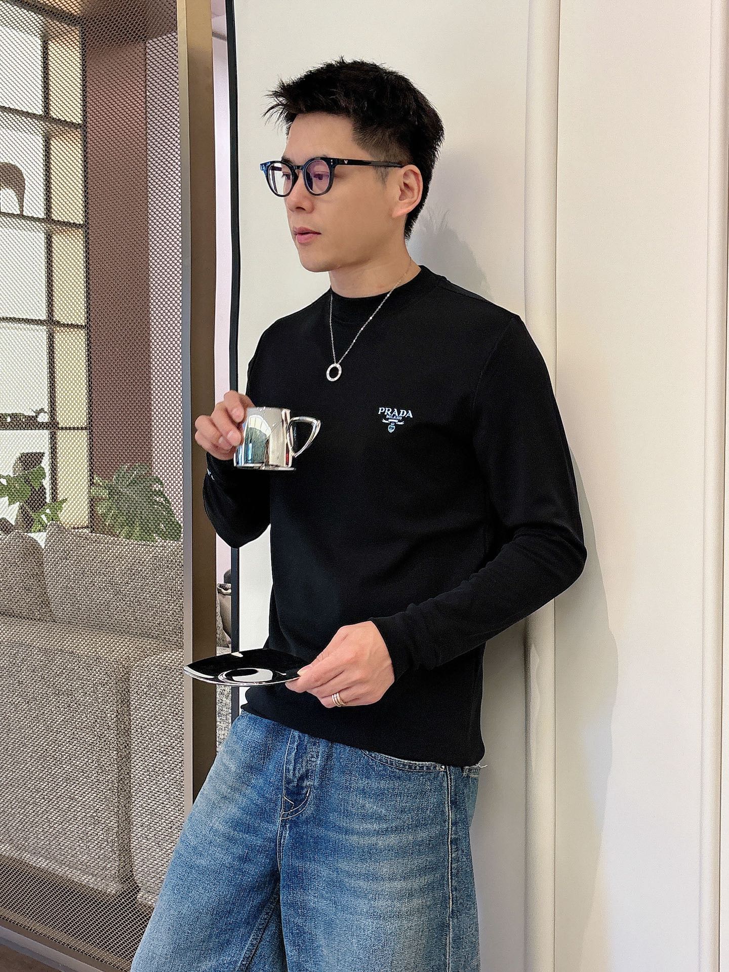 NO:596487,[New Product] 2025SS Autumn and Winter 'Prada' brand men's round neck long-sleeved bottoming shirt is available at the counter at the same time. It has high-precision luxury quality and a strong sense of light luxury. The new collar is embellished with yarn-dyed elements, which has the latest fashion temperament and will have a charming charm. Knitted cotton fabric, combined with velvet!  The texture is comfortable to the touch, and the sense of detail and soft touch are invincible. The badge does not need to be explained deliberately. It is a masterpiece of the original embroidery technology of the machine needle point, full and three-dimensional! The concave and convex shape highlights the beauty, a new experience. Color White/Black Size S/M/L/XL/2XL S Shoulder Width 42 Bust 100 Clothing Length 64 Sleeve Length 63, prada, alexander wang19860909【新品】 2025SS秋冬 “Prada ”牌男士圆领长袖打底衫 柜台同步发售,高精细的奢华品质,轻奢感超强.全新领圈点缀色织元素拥有最新的时尚气质及将魅力韵味. 针织棉面料,复合加绒！手感质感舒适,细节感和柔触感更是无敌. 徽章无需刻意去解释.器械针点原始刺绣工艺的杰作,饱满立体!凹凸造型彰显美感,凛然一新的体验. 颜色白色/黑色 尺码S/M/L/XL/2XL S肩宽42胸围100衣长64袖长63,,prada,alexander wang,Men's clothing